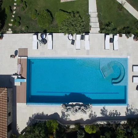 Family Friendly With A Swimming Pool - 20859 *