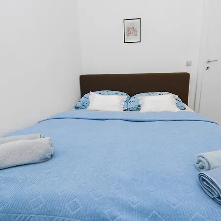 Family Friendly With A Swimming Pool - 20859
