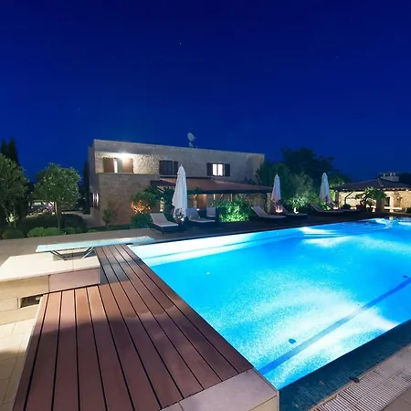 Family Friendly With A Swimming Pool - 20859 *