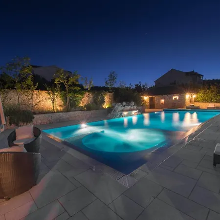 아파트 Family Friendly With A Swimming Pool - 20859