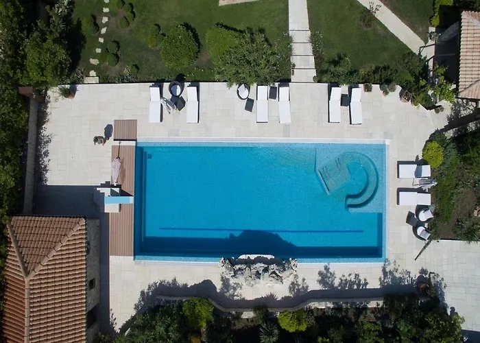 Family Friendly With A Swimming Pool - 20859 *