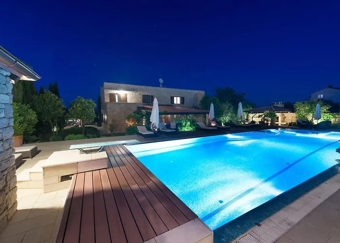 Family Friendly With A Swimming Pool - 20859 *