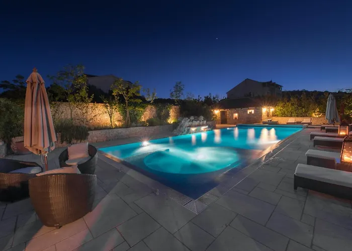 דירה Family Friendly With A Swimming Pool - 20859